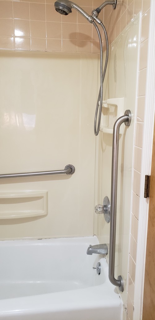 Accessible Bathroom Bath tub and Adjustable shower